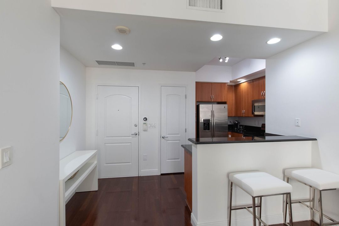 For Sale: $525,000 (1 beds, 1 baths, 857 Square Feet)