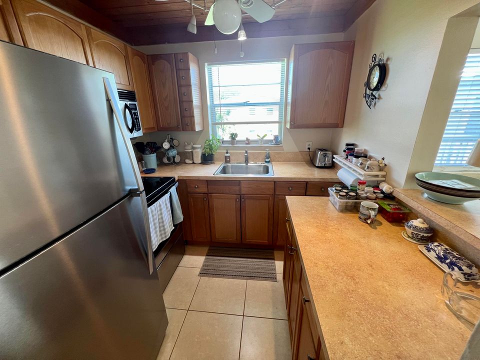 For Sale: $114,900 (1 beds, 1 baths, 684 Square Feet)