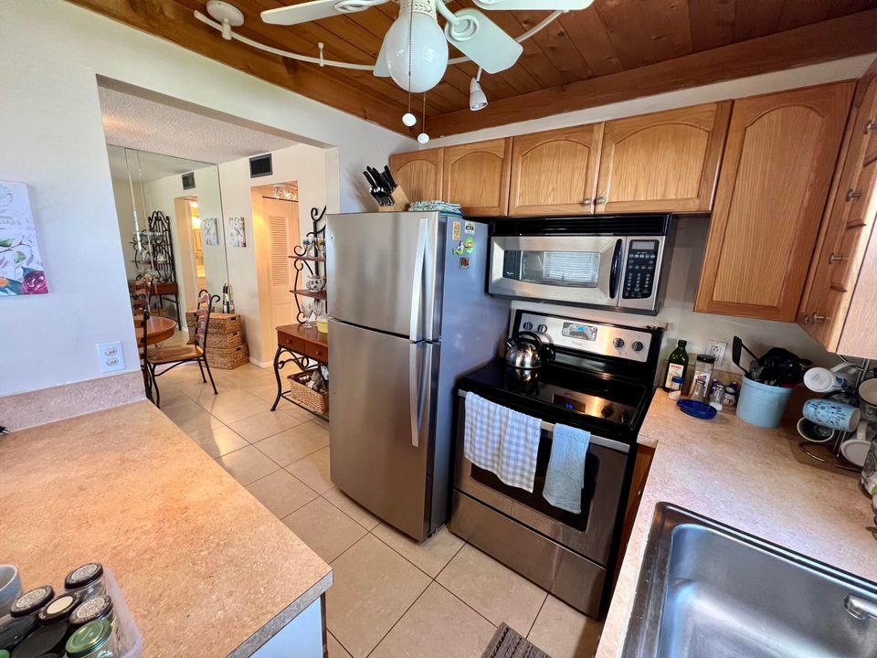 For Sale: $114,900 (1 beds, 1 baths, 684 Square Feet)