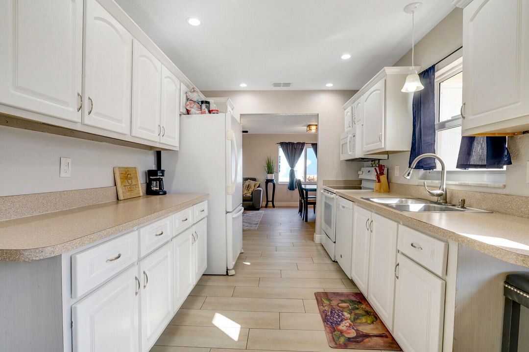For Sale: $329,000 (2 beds, 2 baths, 1325 Square Feet)