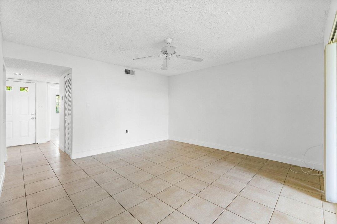 Active With Contract: $180,000 (1 beds, 1 baths, 800 Square Feet)