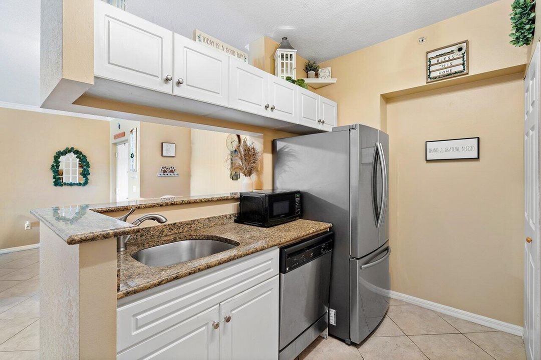For Sale: $255,000 (1 beds, 1 baths, 791 Square Feet)