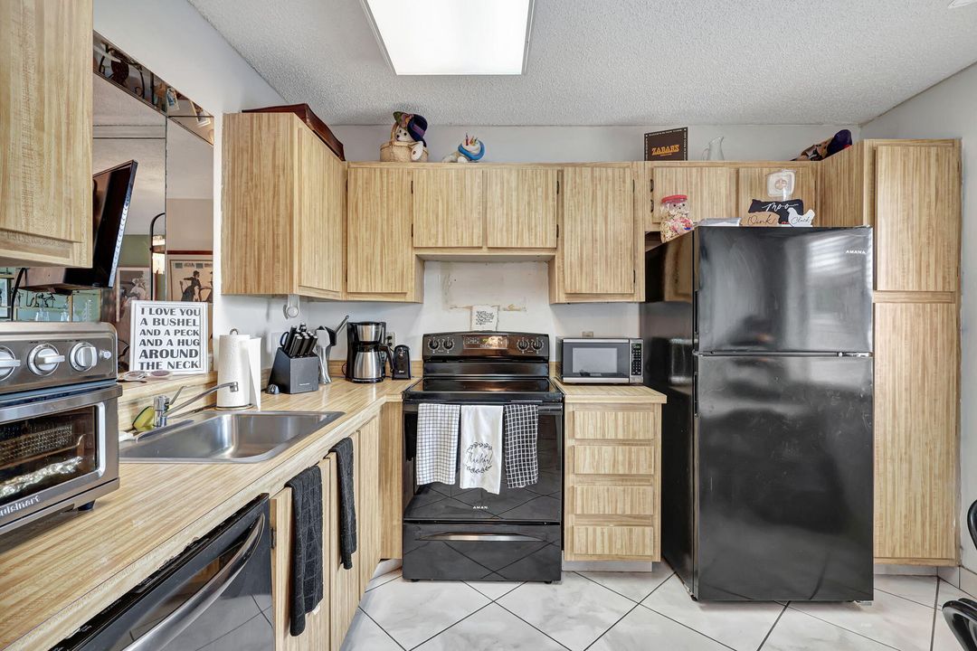 For Sale: $170,000 (2 beds, 2 baths, 990 Square Feet)