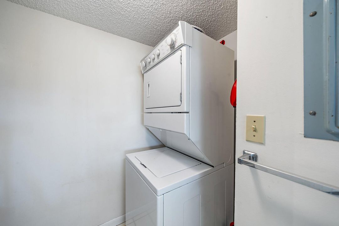 For Rent: $2,400 (2 beds, 2 baths, 1347 Square Feet)