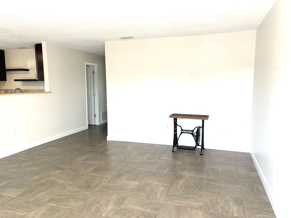 For Rent: $1,700 (2 beds, 2 baths, 1000 Square Feet)