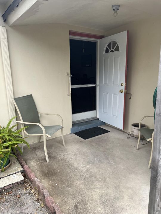For Sale: $130,000 (1 beds, 1 baths, 611 Square Feet)