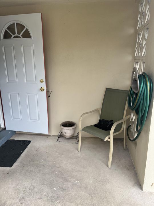 For Sale: $130,000 (1 beds, 1 baths, 611 Square Feet)