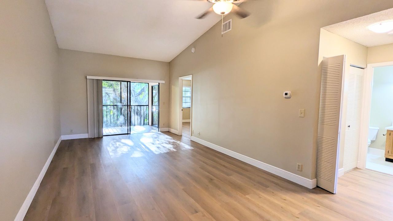 Active With Contract: $2,550 (2 beds, 2 baths, 935 Square Feet)