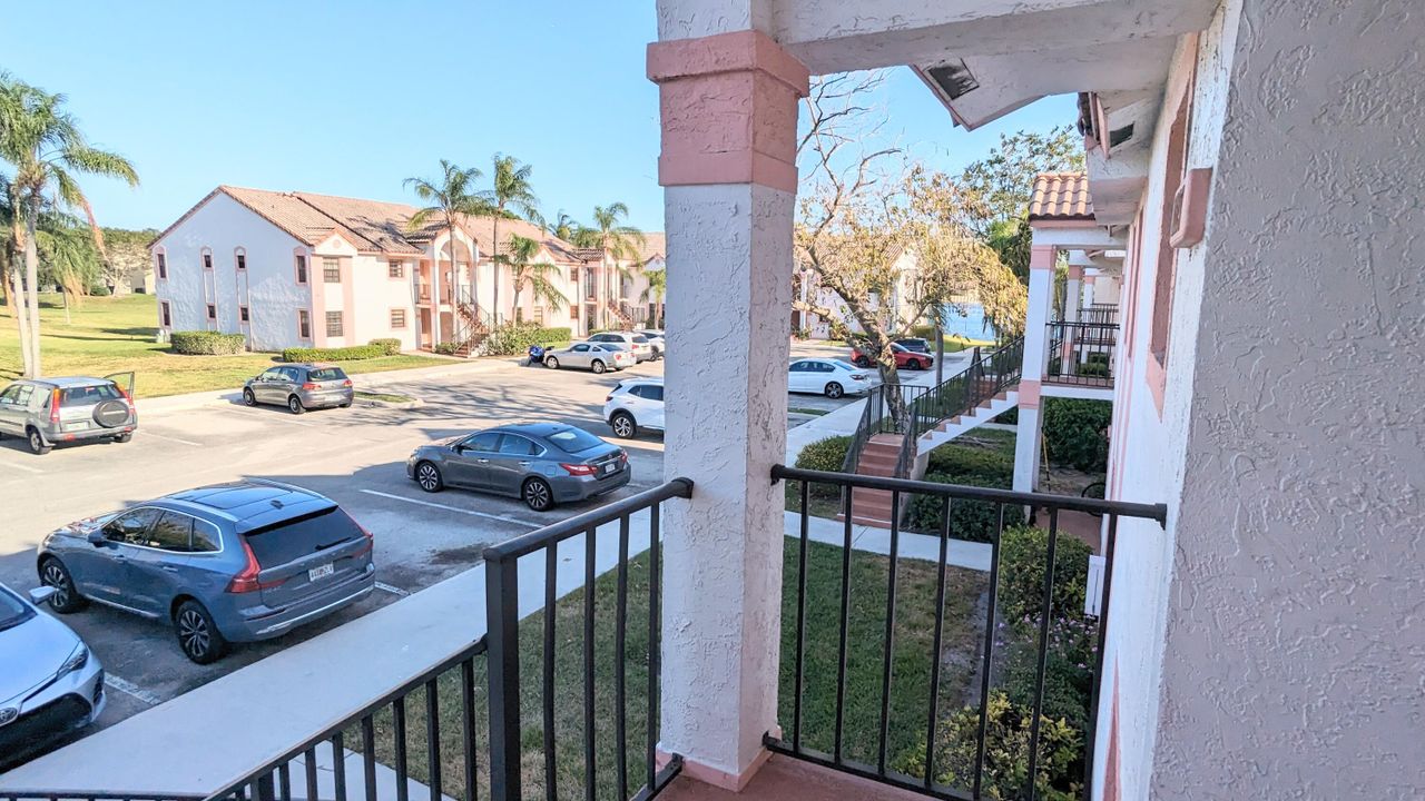 Active With Contract: $2,550 (2 beds, 2 baths, 935 Square Feet)