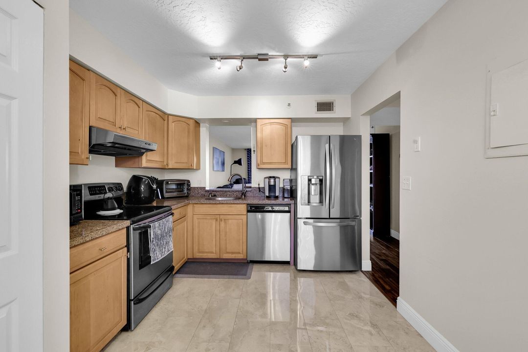 For Sale: $215,000 (1 beds, 2 baths, 930 Square Feet)