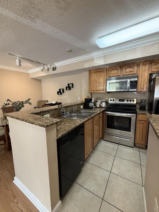 For Sale: $229,900 (2 beds, 2 baths, 1033 Square Feet)