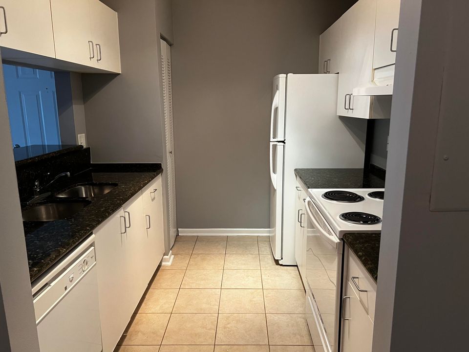 For Rent: $2,000 (2 beds, 1 baths, 905 Square Feet)