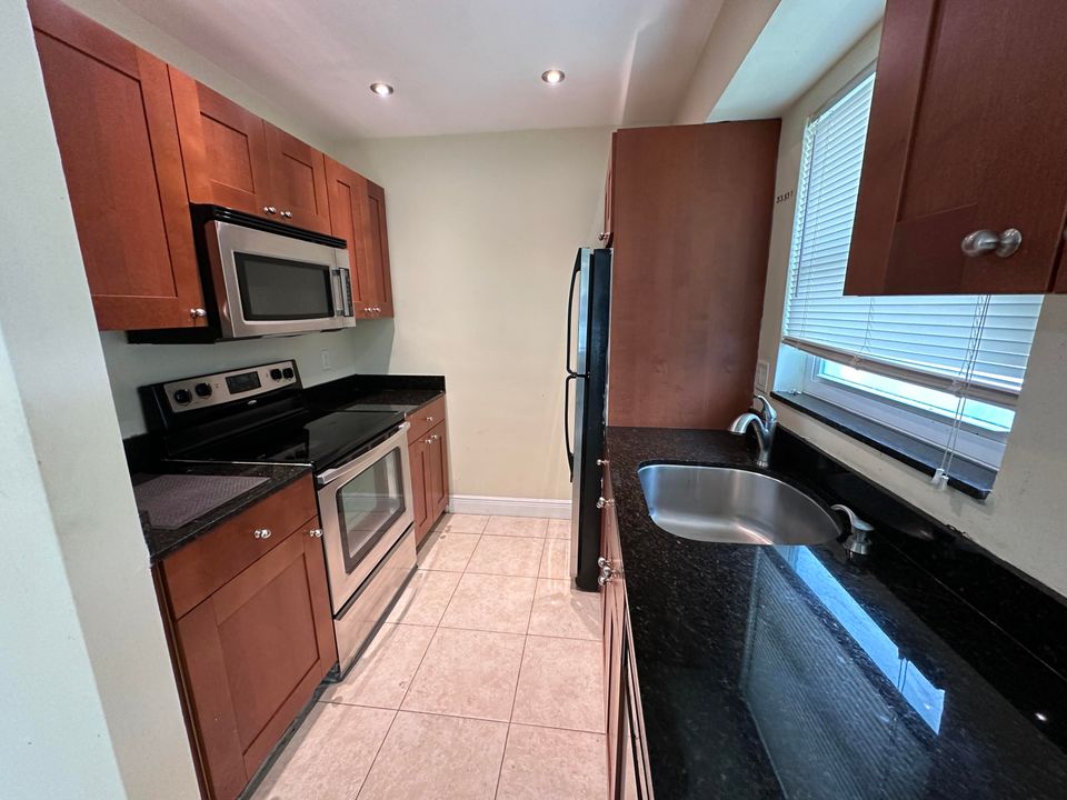 For Rent: $2,800 (2 beds, 2 baths, 950 Square Feet)