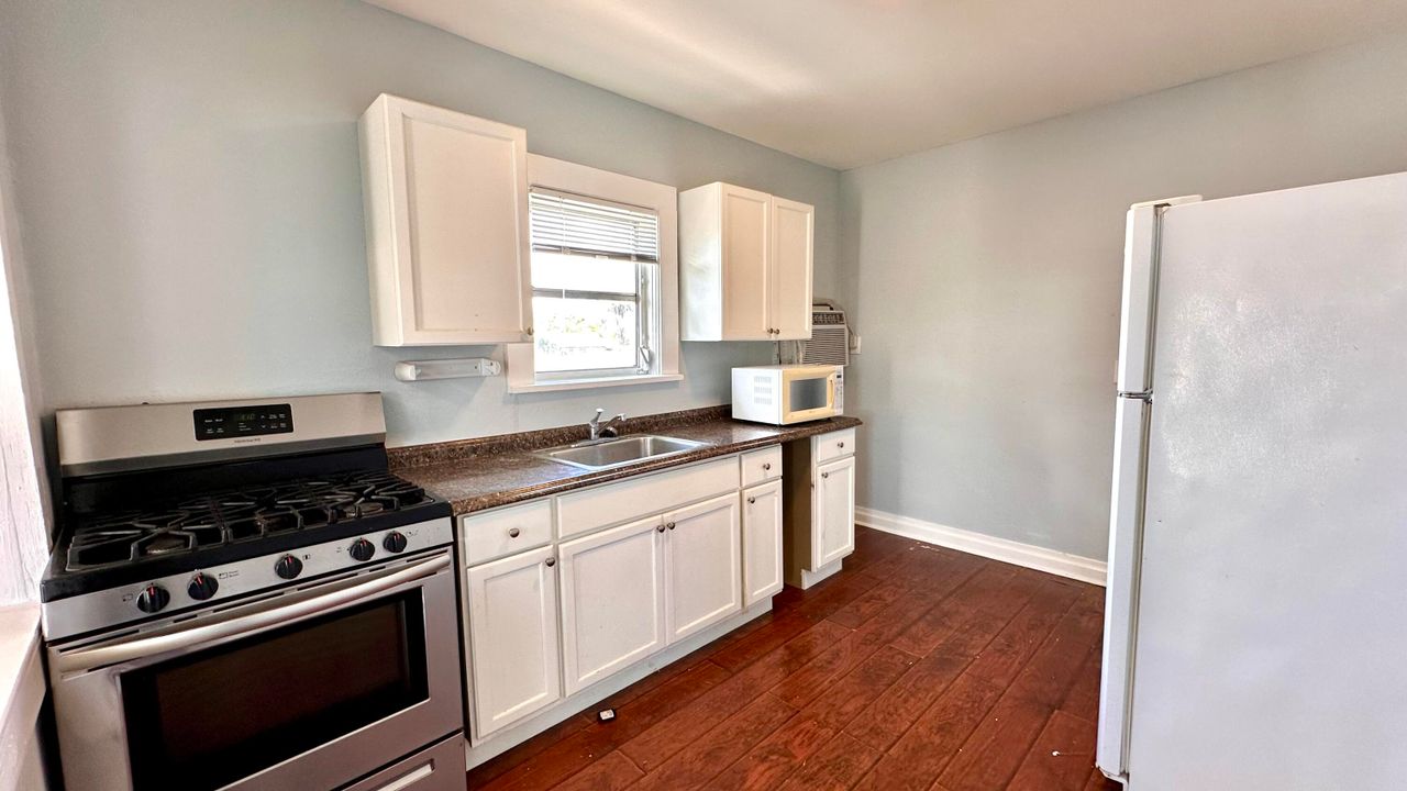 Active With Contract: $1,495 (1 beds, 1 baths, 750 Square Feet)