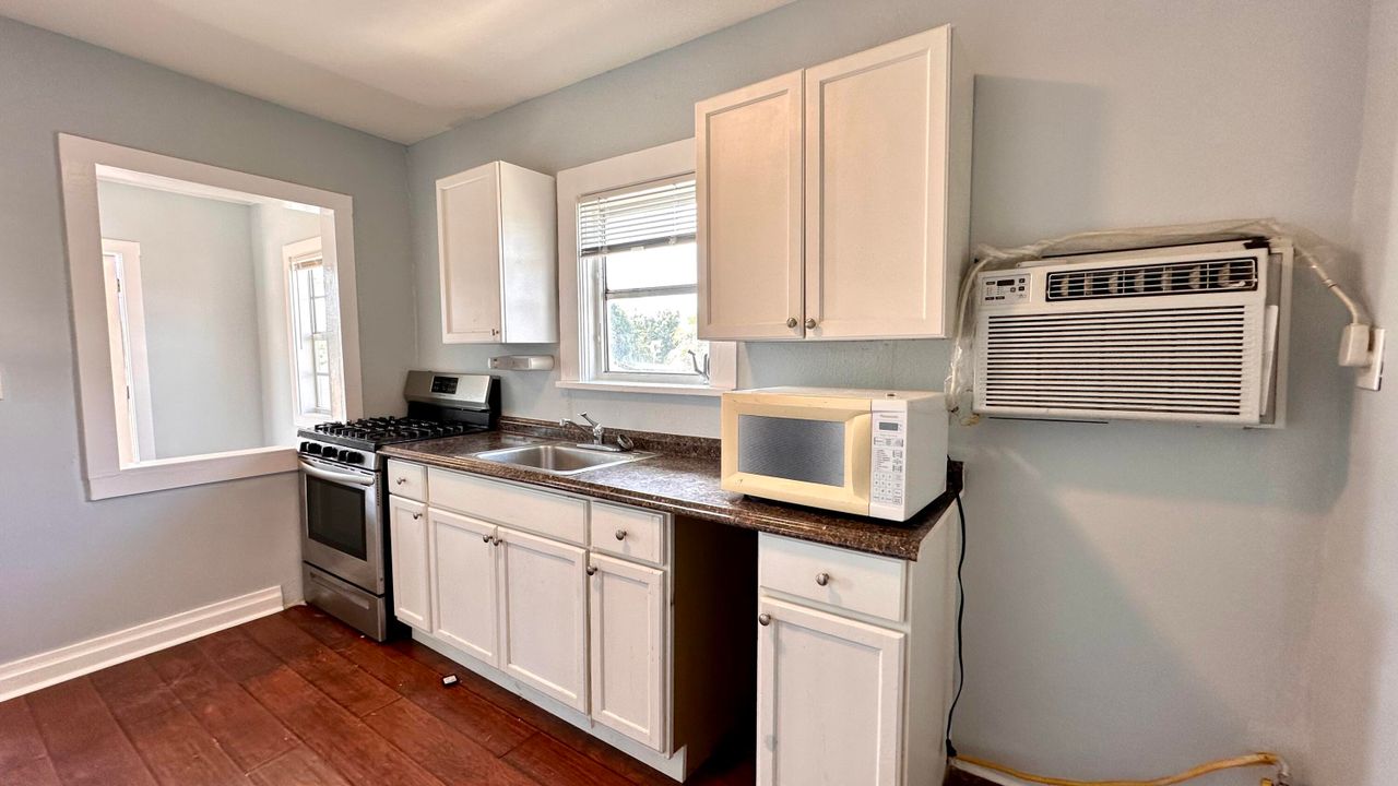 Active With Contract: $1,495 (1 beds, 1 baths, 750 Square Feet)