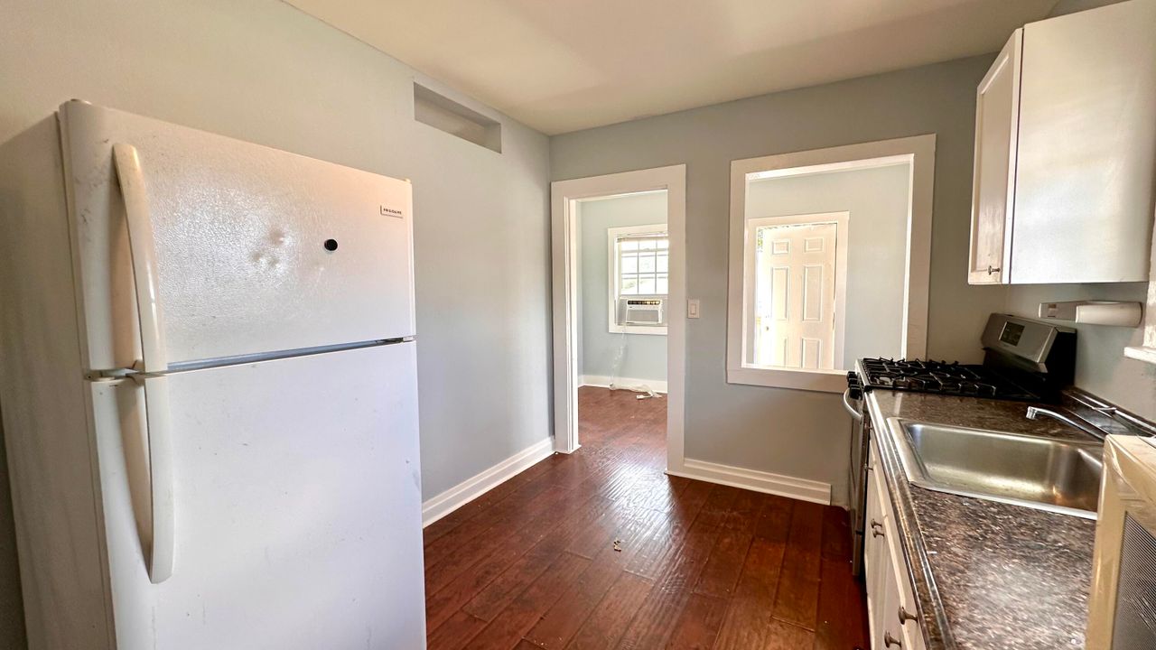 Active With Contract: $1,495 (1 beds, 1 baths, 750 Square Feet)