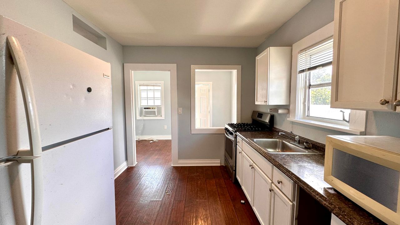 Active With Contract: $1,495 (1 beds, 1 baths, 750 Square Feet)