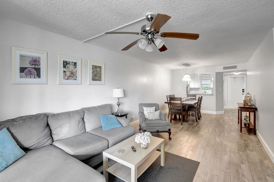 For Sale: $329,900 (2 beds, 2 baths, 908 Square Feet)