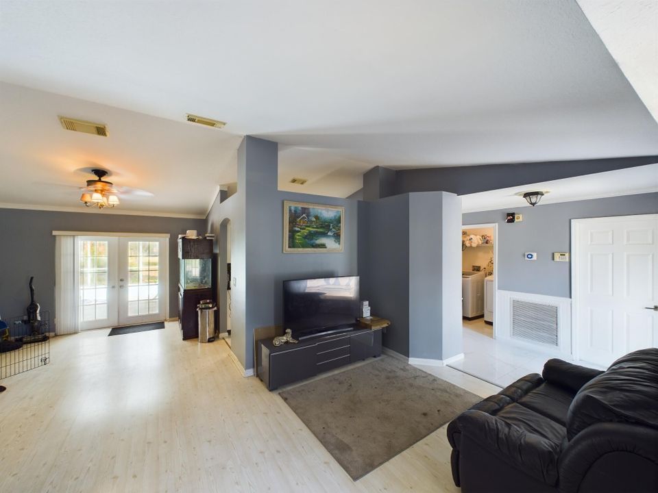 For Sale: $435,000 (3 beds, 2 baths, 1638 Square Feet)
