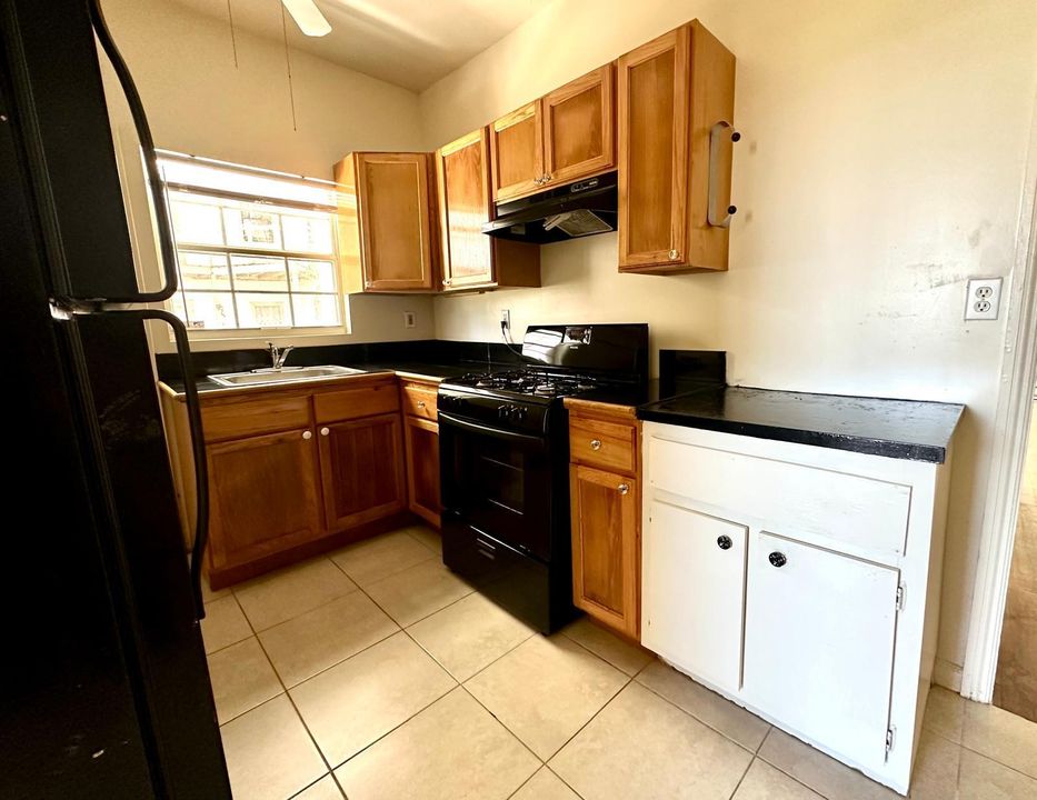 For Rent: $1,450 (1 beds, 1 baths, 750 Square Feet)