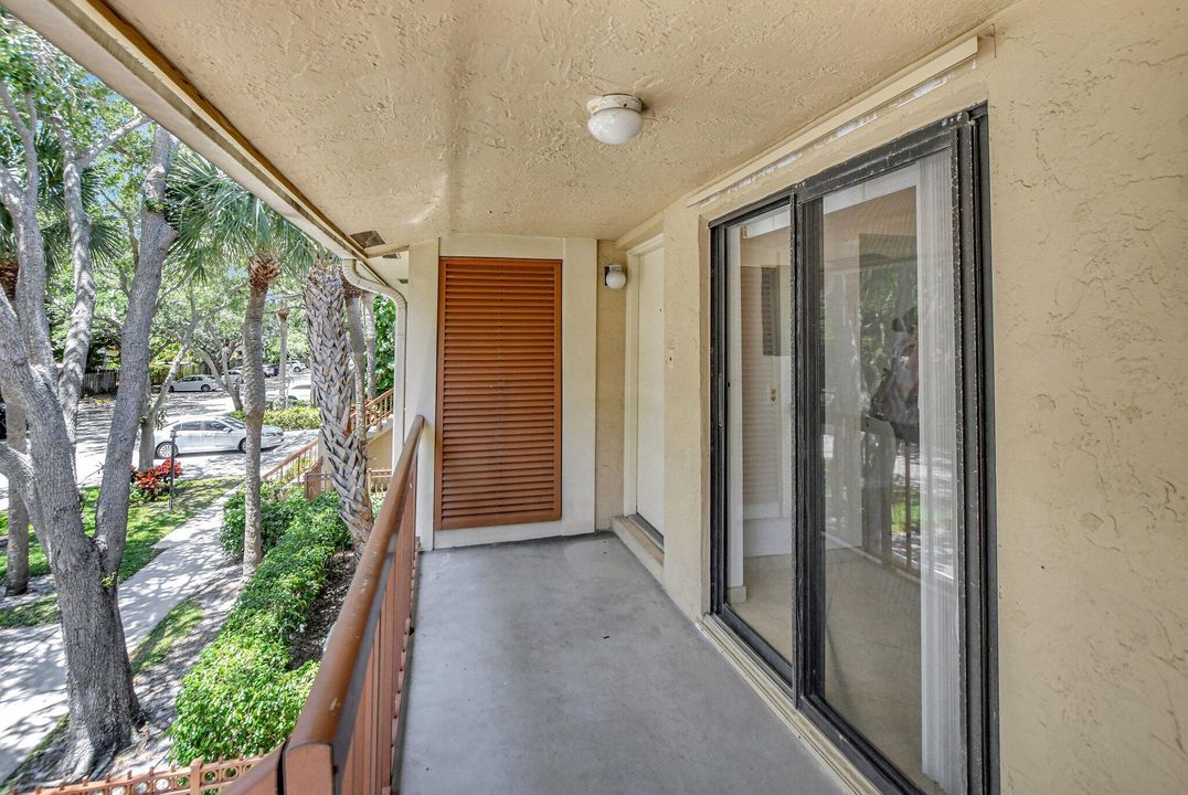 For Sale: $322,500 (2 beds, 2 baths, 873 Square Feet)