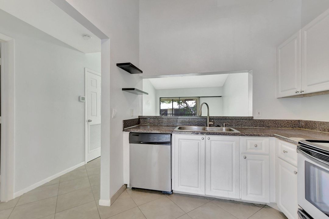 For Sale: $322,500 (2 beds, 2 baths, 873 Square Feet)