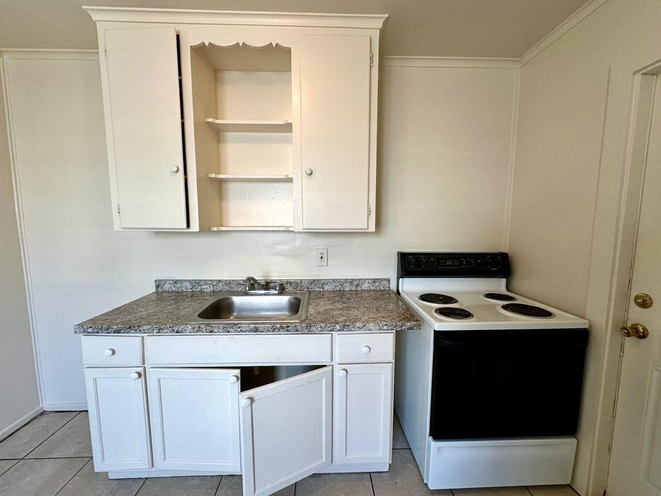 Active With Contract: $1,650 (2 beds, 1 baths, 720 Square Feet)