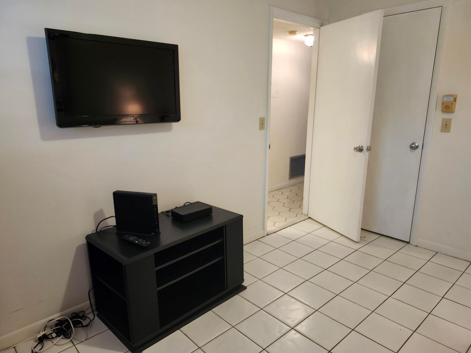 For Rent: $2,500 (2 beds, 2 baths, 982 Square Feet)