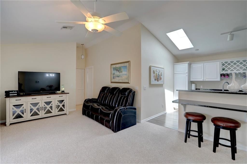 For Sale: $329,900 (2 beds, 2 baths, 1150 Square Feet)