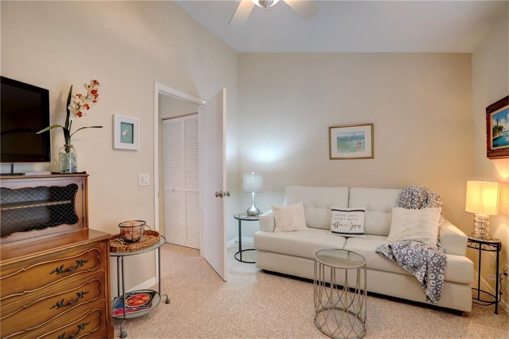 For Sale: $329,900 (2 beds, 2 baths, 1150 Square Feet)