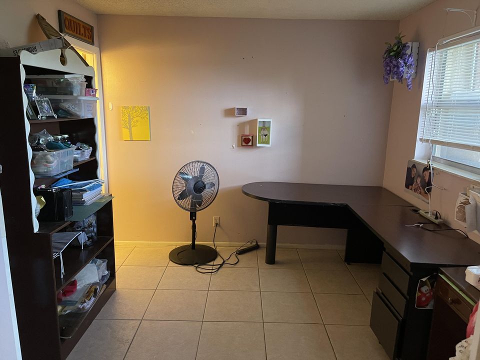 For Sale: $199,900 (2 beds, 2 baths, 913 Square Feet)