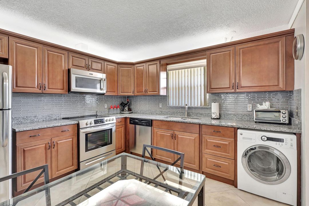 For Sale: $218,000 (1 beds, 1 baths, 902 Square Feet)