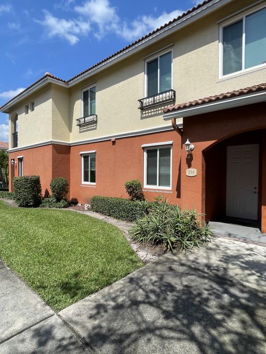 Active With Contract: $2,300 (3 beds, 2 baths, 1182 Square Feet)