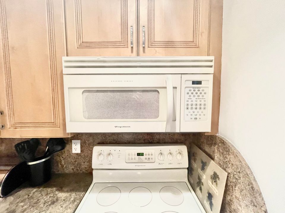 For Rent: $2,400 (1 beds, 1 baths, 734 Square Feet)
