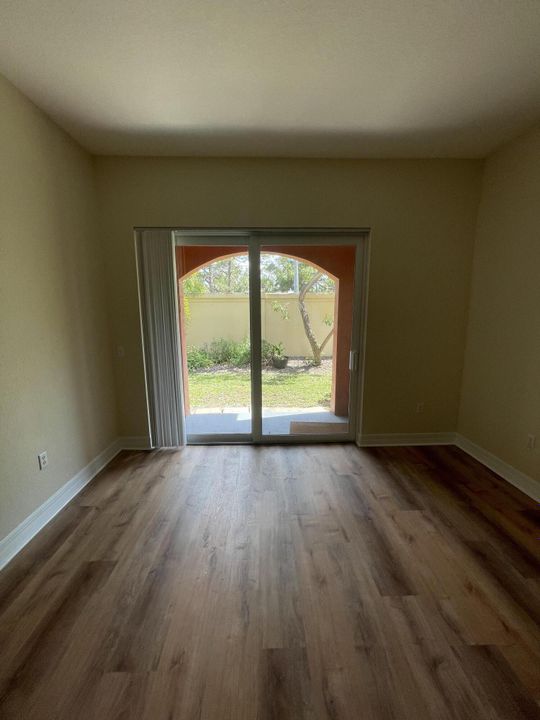 Active With Contract: $2,300 (3 beds, 2 baths, 1182 Square Feet)