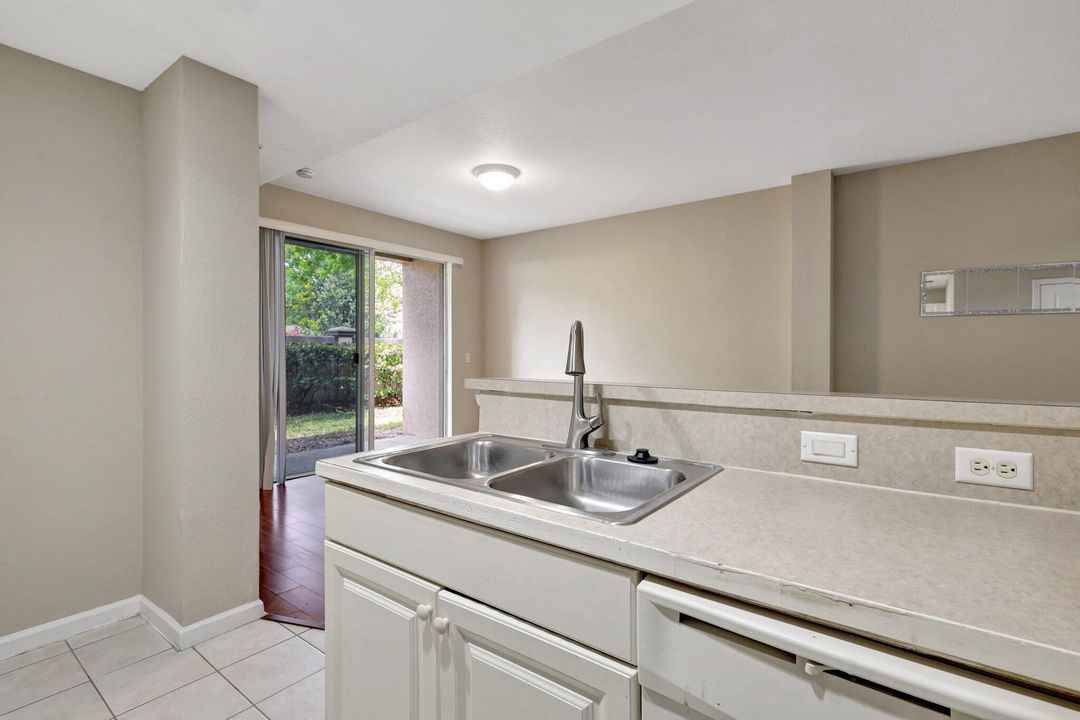 For Sale: $205,000 (2 beds, 2 baths, 855 Square Feet)