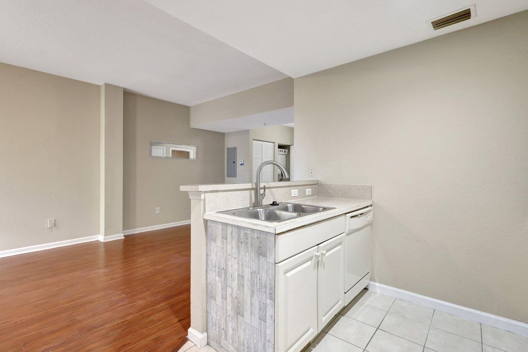 For Sale: $205,000 (2 beds, 2 baths, 855 Square Feet)