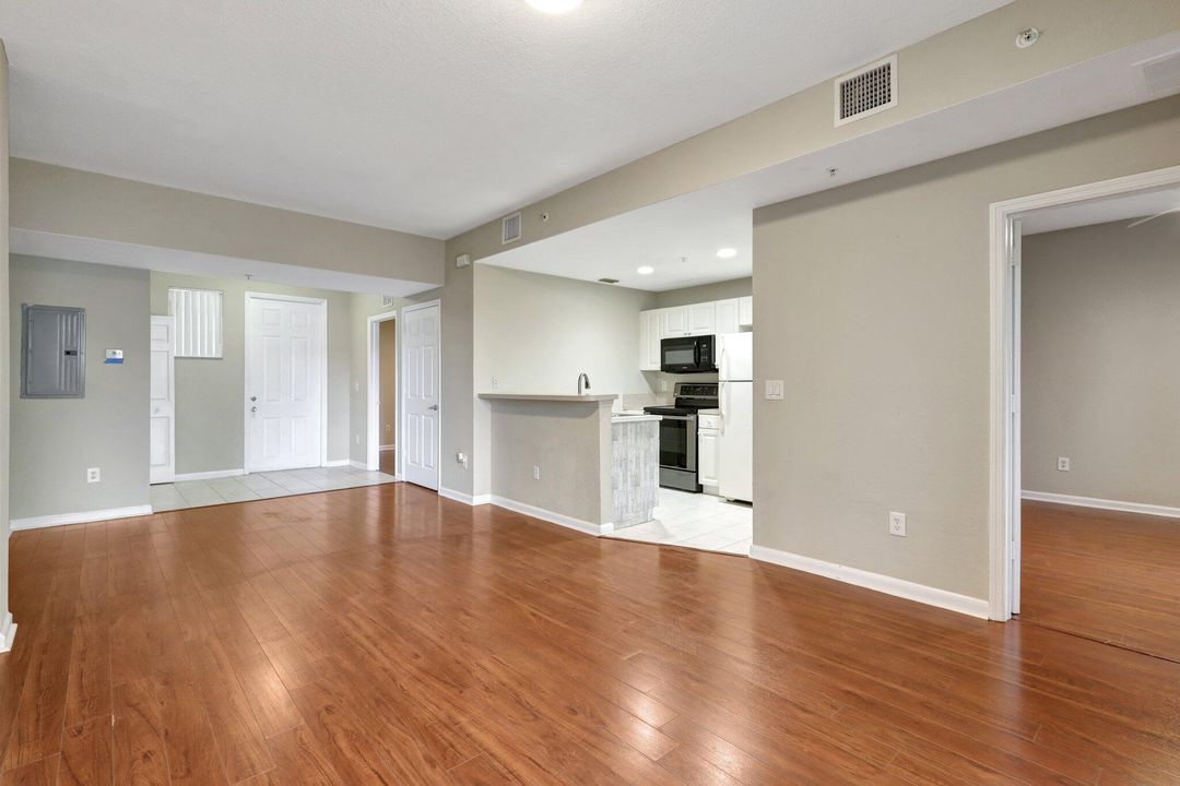 For Sale: $205,000 (2 beds, 2 baths, 855 Square Feet)