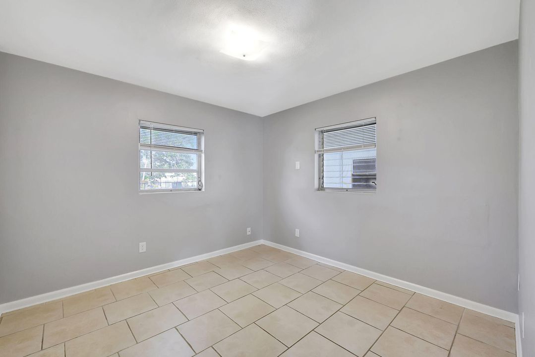 For Sale: $270,000 (2 beds, 1 baths, 930 Square Feet)