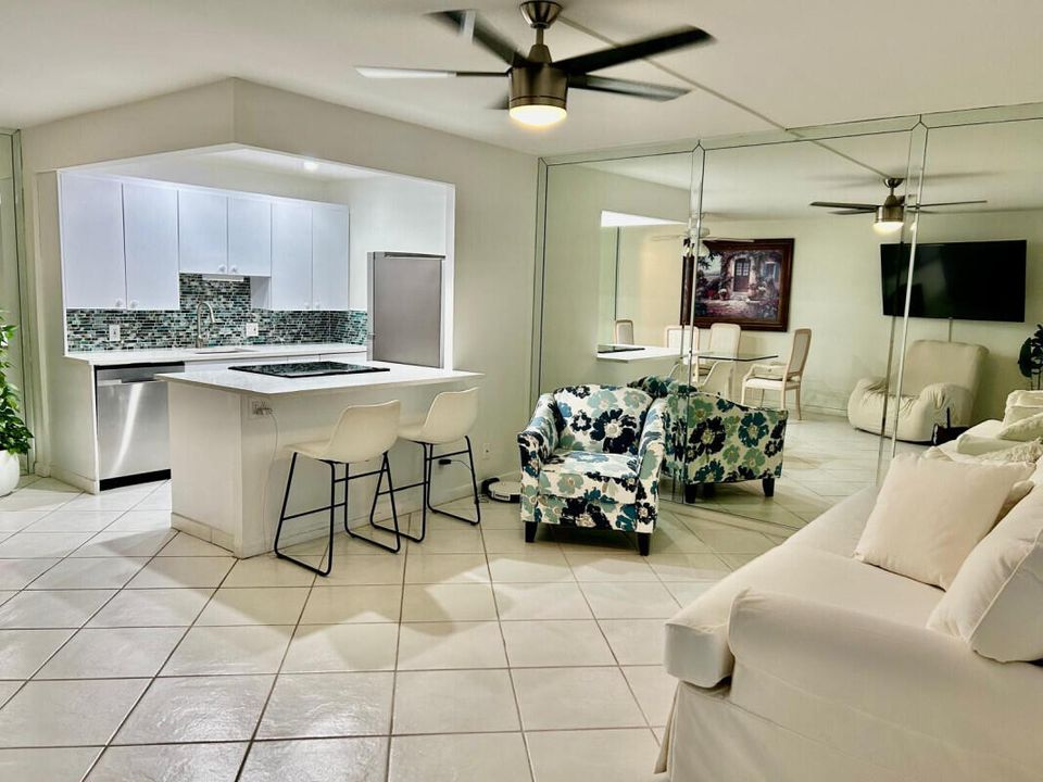 Active With Contract: $157,000 (1 beds, 1 baths, 738 Square Feet)