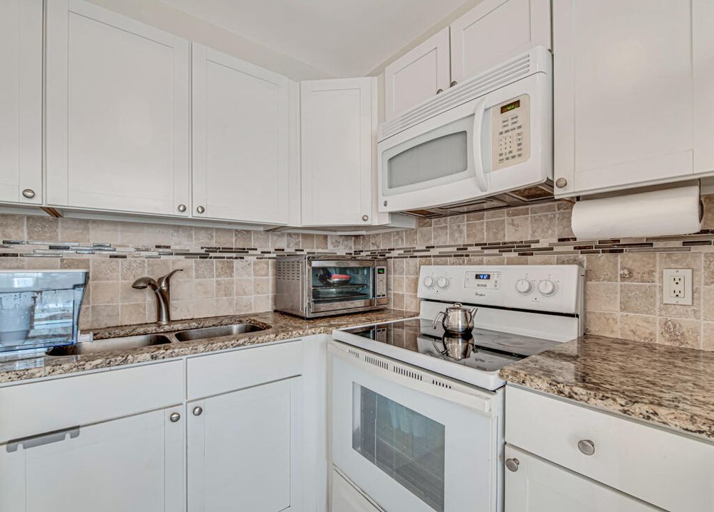 For Sale: $149,000 (2 beds, 1 baths, 824 Square Feet)
