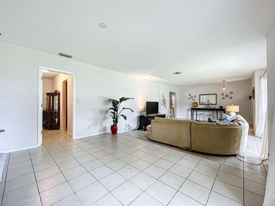 For Sale: $1,000,000 (4 beds, 2 baths, 1976 Square Feet)