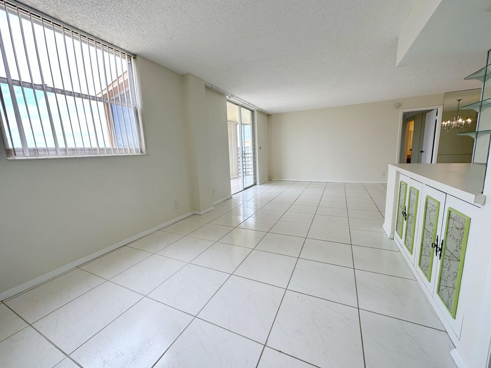 For Sale: $270,000 (2 beds, 2 baths, 1300 Square Feet)