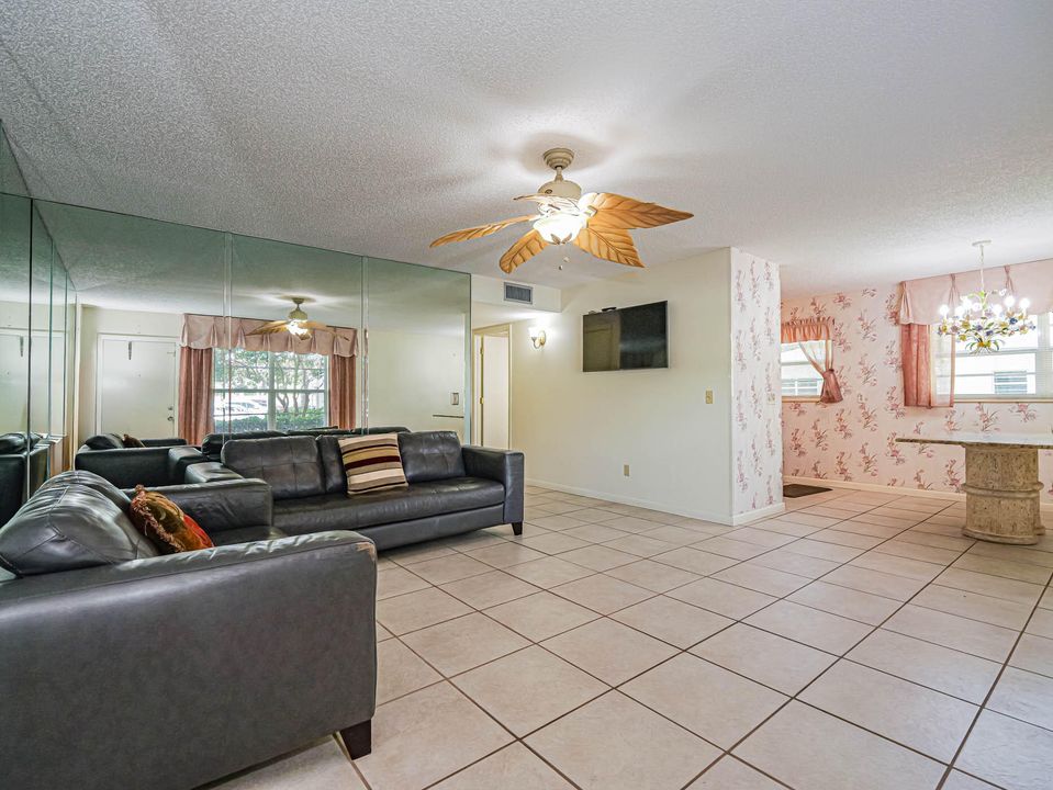For Sale: $179,900 (2 beds, 2 baths, 1000 Square Feet)