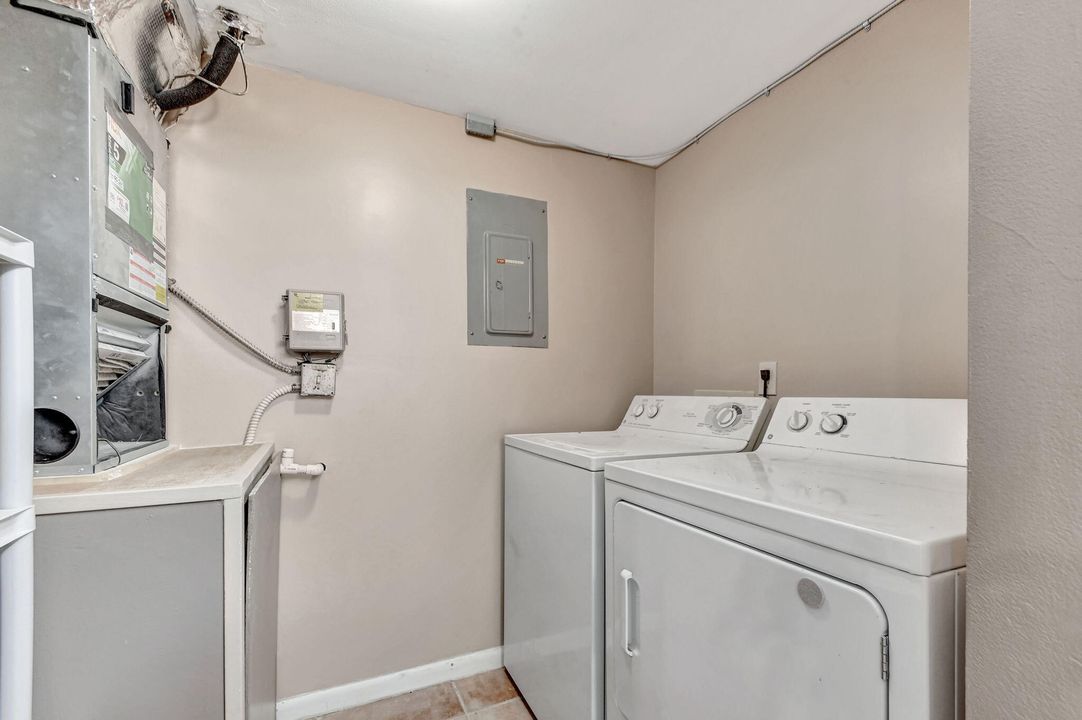 For Sale: $179,000 (2 beds, 1 baths, 935 Square Feet)