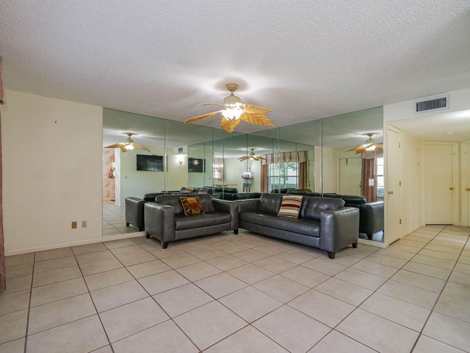 For Sale: $179,900 (2 beds, 2 baths, 1000 Square Feet)