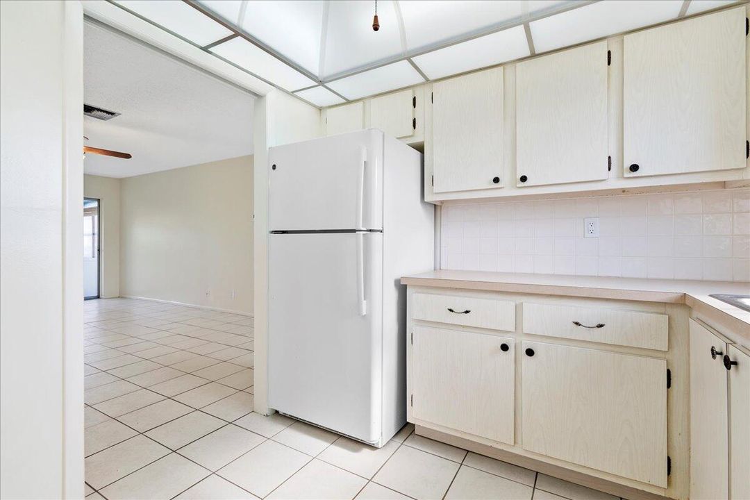 For Sale: $159,900 (2 beds, 1 baths, 829 Square Feet)