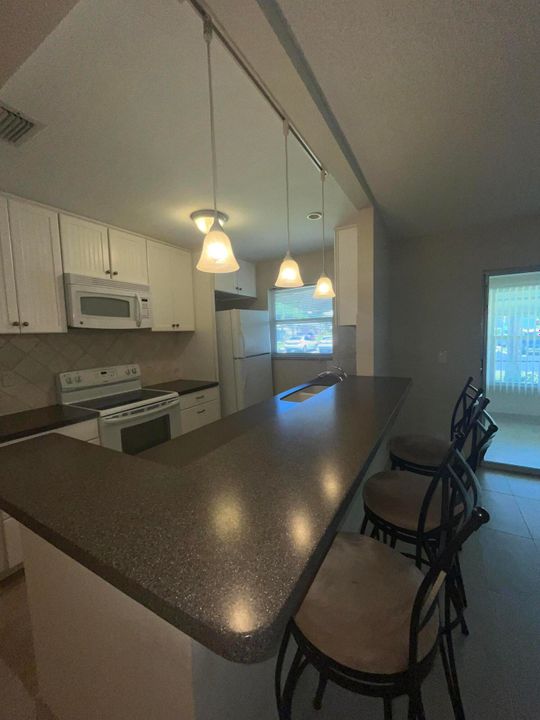 For Rent: $1,675 (1 beds, 1 baths, 1080 Square Feet)
