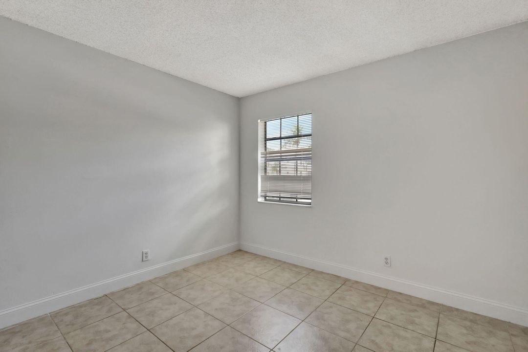 For Rent: $2,600 (2 beds, 2 baths, 935 Square Feet)