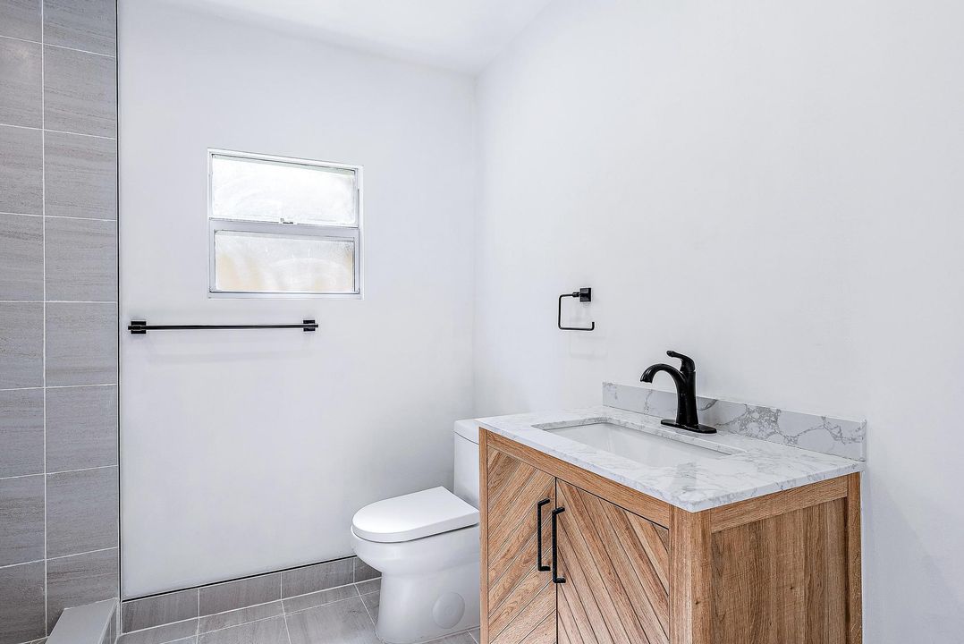 For Sale: $499,900 (2 beds, 1 baths, 865 Square Feet)